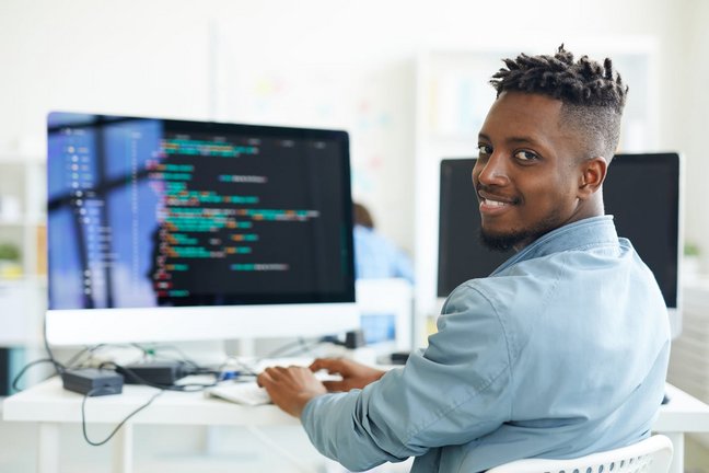 Mann arbeitet an einem Computer an einem Code